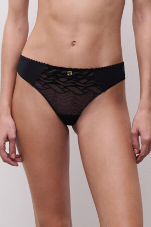 Tanga in tulle ricamato con vita classica, parte posteriore trasparente e piccolo dettaglio gioiello sul davanti.