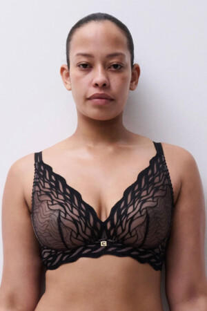 Reggiseno sostenitivo senza ferretto in tulle ricamato, con schiena scoperta, spalline regolabili e chiusura posteriore con gancetti.