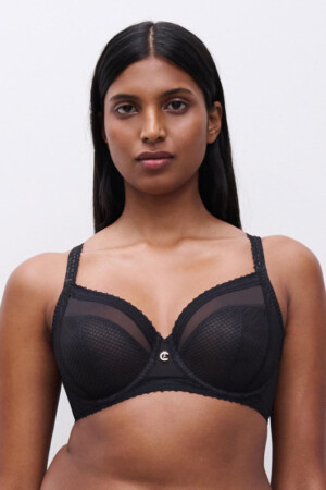 Reggiseno coprente in pizzo e nido d’ape, con spalline regolabili e possibilità di incrocio sulla schiena, chiusura posteriore con gancetti e dettagli dorati.
