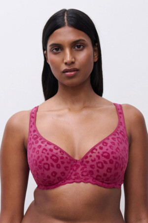 Reggiseno con coppe e scollatura profonda in tulle con velluto animalier, spalline regolabili e chiusura posteriore con gancetti.