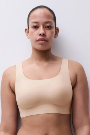 Brassière SoftStretch by Chantelle con scollatura arrotondata, senza ferretto e in tessuto doppio SoftStretch per sostegno e comfort. Colore nudo.